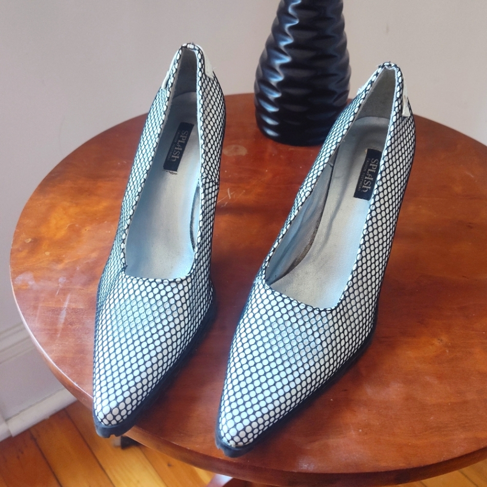 Splash Fashion Footwear fishnet wrapped pointed toe pumps
